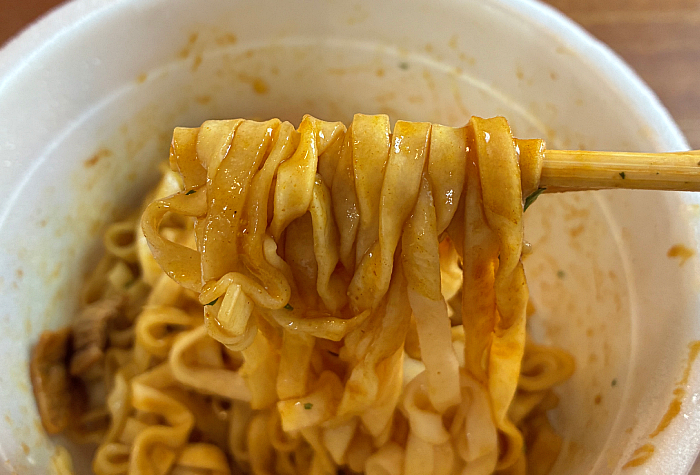 汁なし黒い豚カレーうどん