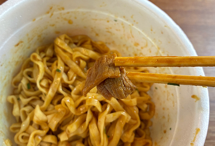 汁なし黒い豚カレーうどん