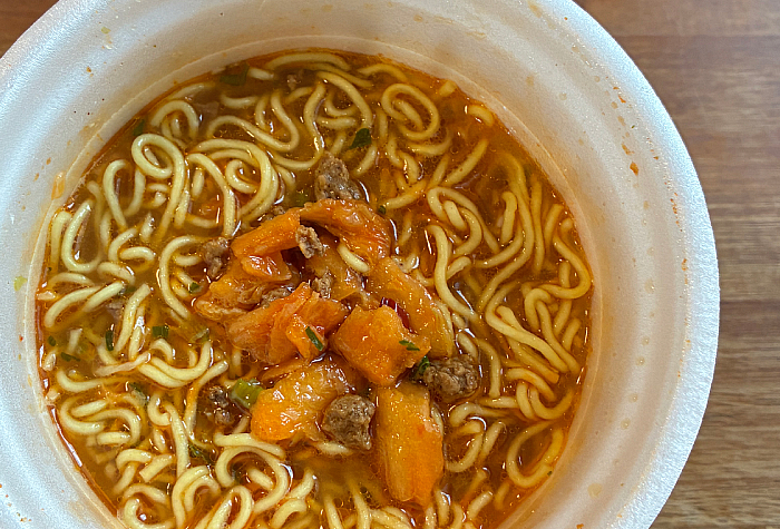 スーパーカップ 1.5倍×にじさんじ 牛キムチチゲ味ラーメン