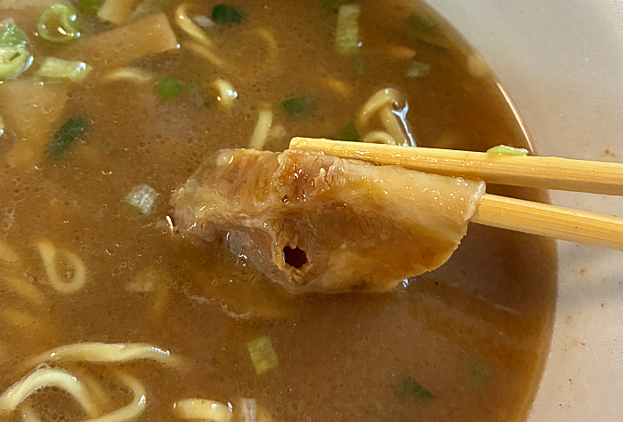 カロリーなど栄養成分表について では気になるカロリーから見てみましょう。 ご覧の通り401kcal（めん・かやく357kcal / スープ44kcal）となっております。（塩分は6.7g） カロリーは、マシマシとは言え定番の醤油スープということもあってやや低めな数値のようですが、一方の塩分はこのボリュームを考慮しても高い数値となっています。 ちなみに1食当たり108g、麺の量は78gとのこと！