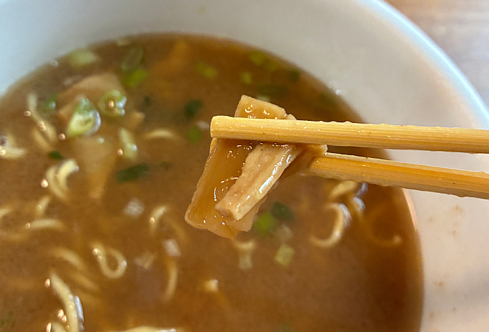 カロリーなど栄養成分表について では気になるカロリーから見てみましょう。 ご覧の通り401kcal（めん・かやく357kcal / スープ44kcal）となっております。（塩分は6.7g） カロリーは、マシマシとは言え定番の醤油スープということもあってやや低めな数値のようですが、一方の塩分はこのボリュームを考慮しても高い数値となっています。 ちなみに1食当たり108g、麺の量は78gとのこと！