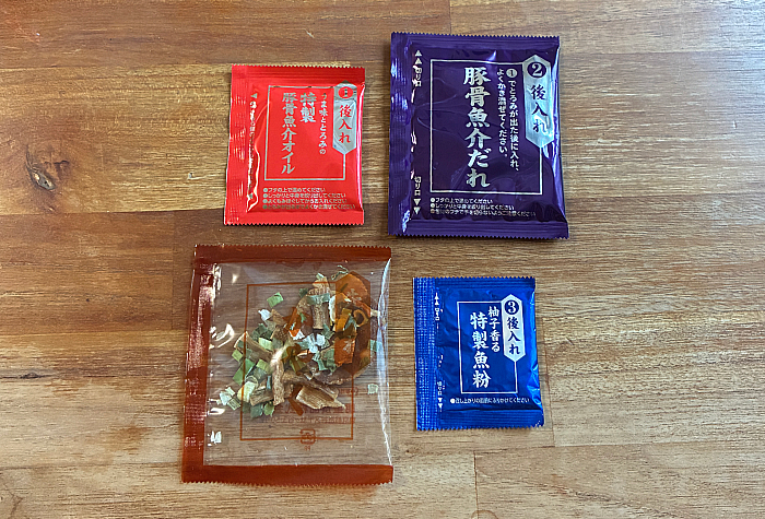 カロリーなど栄養成分表について では気になるカロリーから見てみましょう。 ご覧の通り401kcal（めん・かやく357kcal / スープ44kcal）となっております。（塩分は6.7g） カロリーは、マシマシとは言え定番の醤油スープということもあってやや低めな数値のようですが、一方の塩分はこのボリュームを考慮しても高い数値となっています。 ちなみに1食当たり108g、麺の量は78gとのこと！