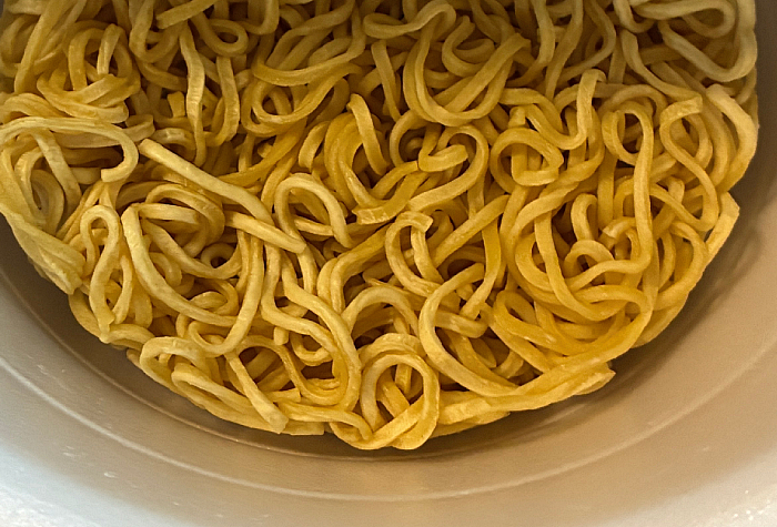 カロリーなど栄養成分表について では気になるカロリーから見てみましょう。 ご覧の通り401kcal（めん・かやく357kcal / スープ44kcal）となっております。（塩分は6.7g） カロリーは、マシマシとは言え定番の醤油スープということもあってやや低めな数値のようですが、一方の塩分はこのボリュームを考慮しても高い数値となっています。 ちなみに1食当たり108g、麺の量は78gとのこと！