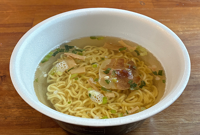 カロリーなど栄養成分表について では気になるカロリーから見てみましょう。 ご覧の通り401kcal（めん・かやく357kcal / スープ44kcal）となっております。（塩分は6.7g） カロリーは、マシマシとは言え定番の醤油スープということもあってやや低めな数値のようですが、一方の塩分はこのボリュームを考慮しても高い数値となっています。 ちなみに1食当たり108g、麺の量は78gとのこと！