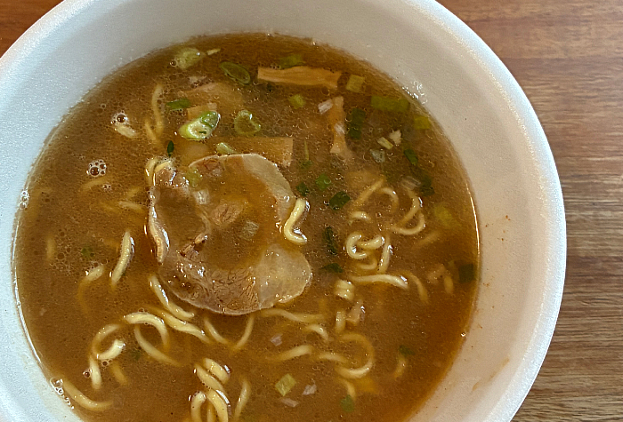カロリーなど栄養成分表について では気になるカロリーから見てみましょう。 ご覧の通り401kcal（めん・かやく357kcal / スープ44kcal）となっております。（塩分は6.7g） カロリーは、マシマシとは言え定番の醤油スープということもあってやや低めな数値のようですが、一方の塩分はこのボリュームを考慮しても高い数値となっています。 ちなみに1食当たり108g、麺の量は78gとのこと！